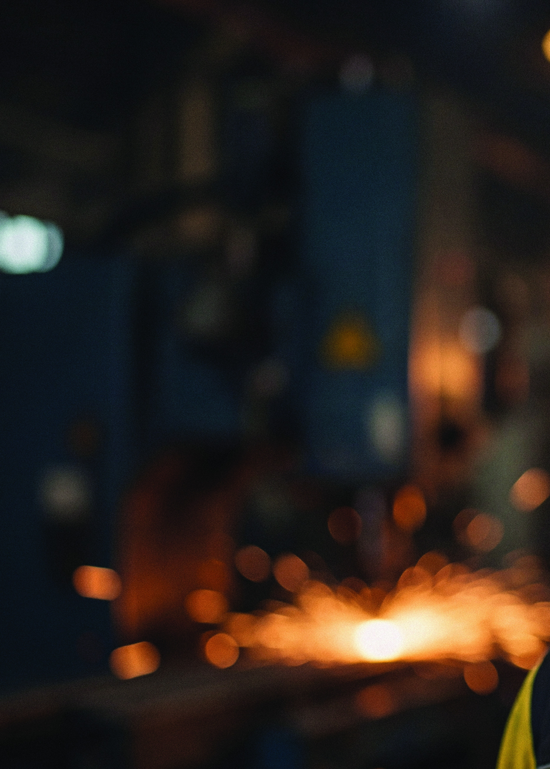 Tekniker utför vibrationsanalys i industriell miljö