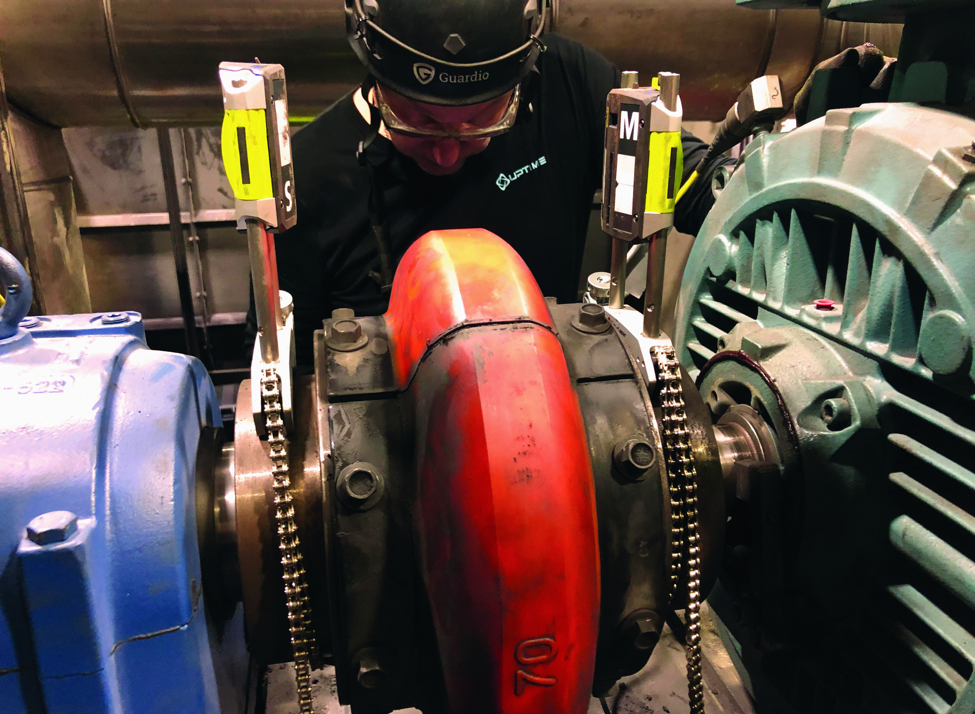 Tekniker utför laseruppriktning på motor