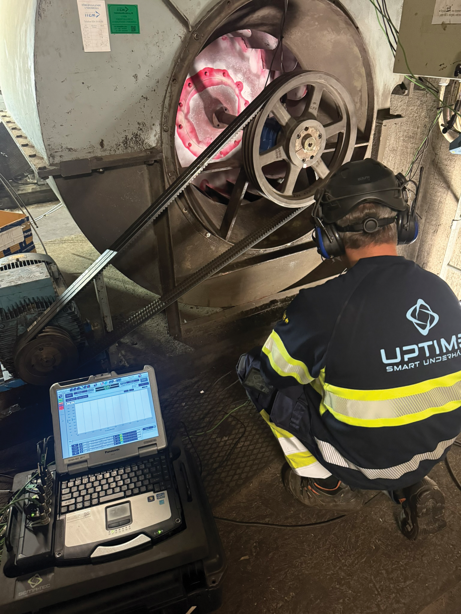 Uptime-tekniker utför vibrationsmätning på industriell fläkt med analysverktyg