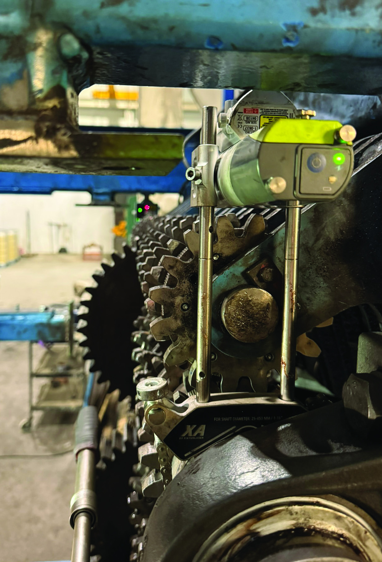 Tekniker utför fältservice på maskineri