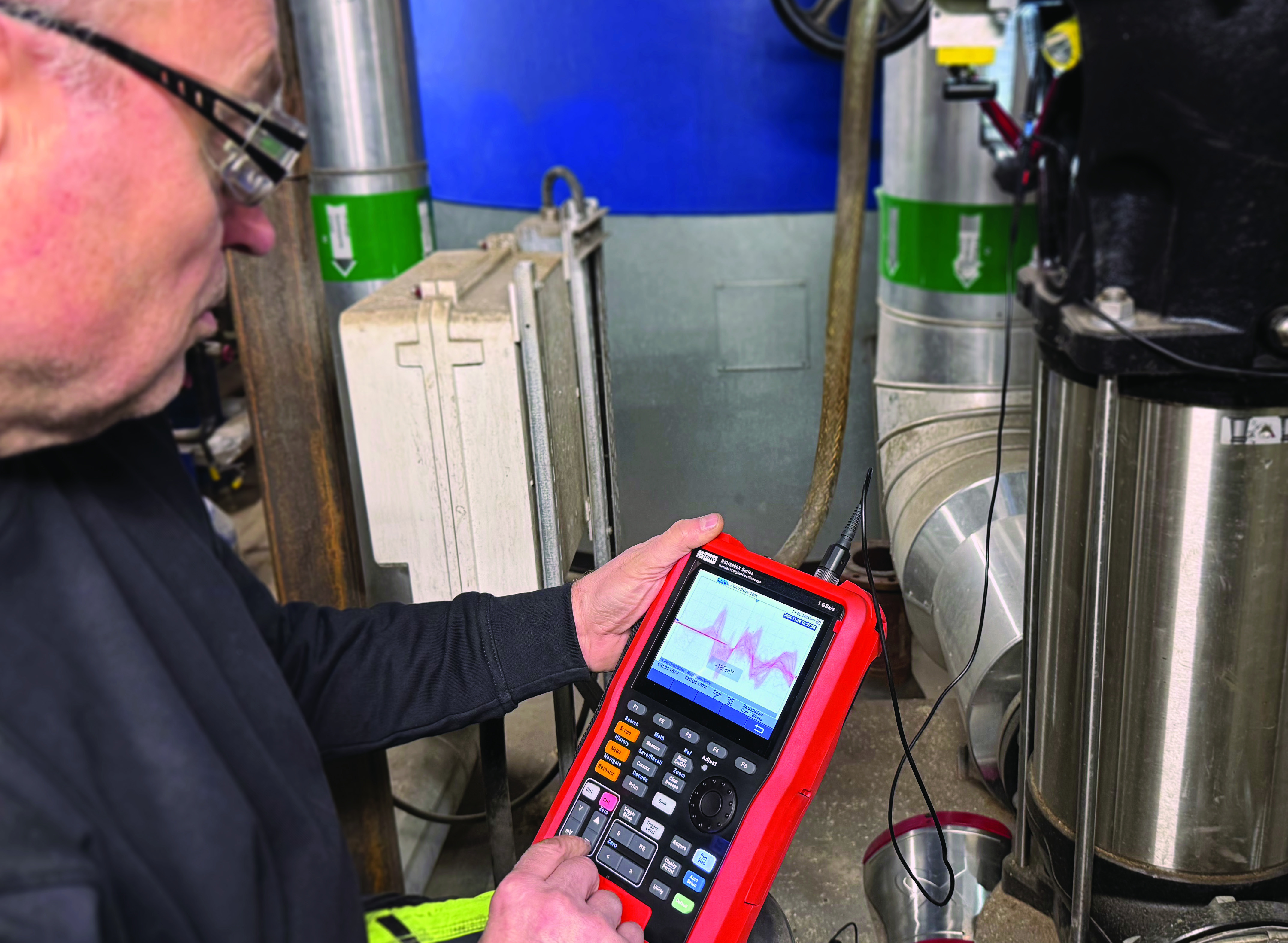 Tekniker med oscilloskop utför lagermätning