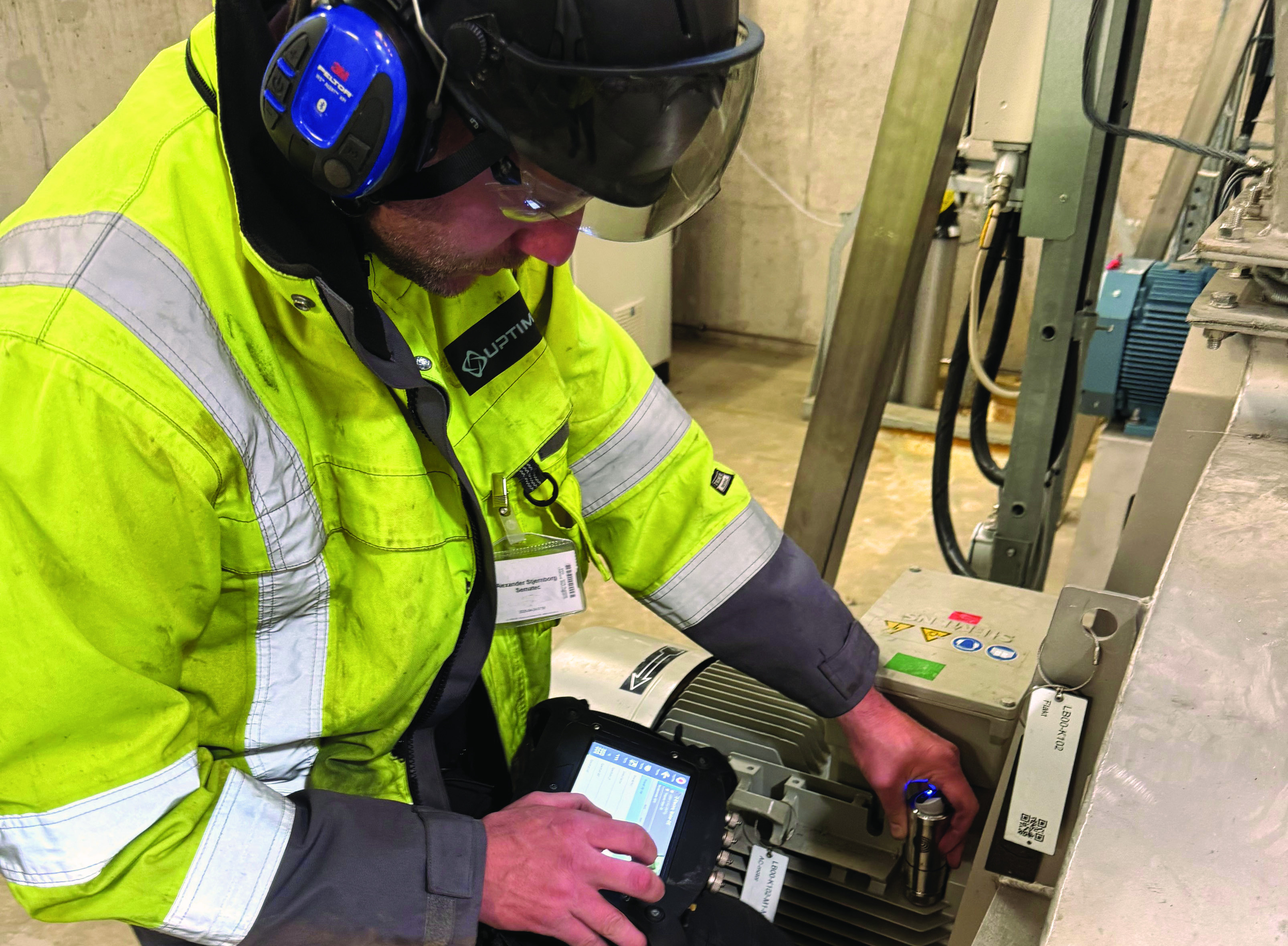 Tekniker utför vibrationsmätning på elmotor